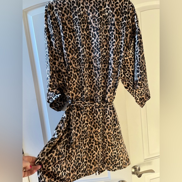 Host Pick!!!  Victoria’s Secret leopard robe NWT - Picture 4 of 4